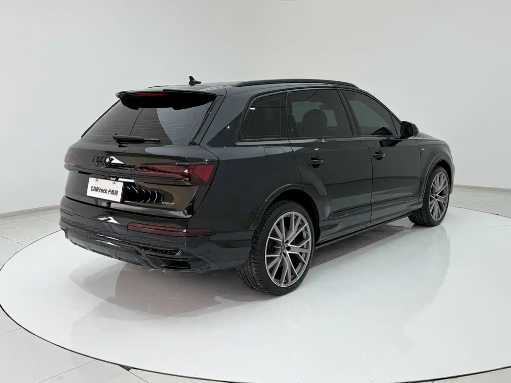 Фото 24 - Audi Q7