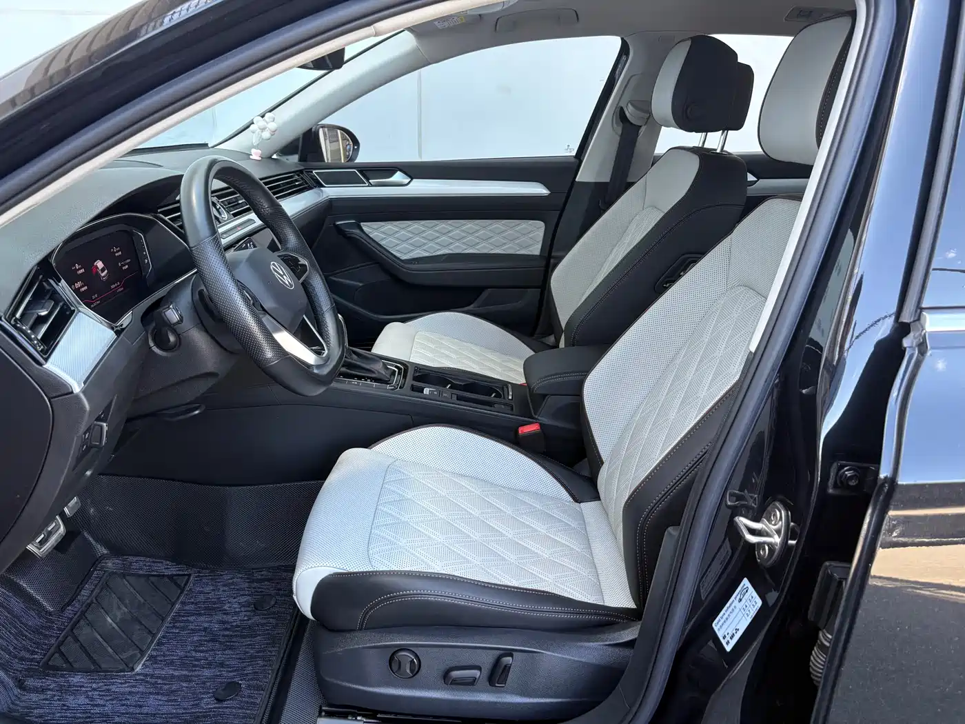 Volkswagen Magotan 2023 Model 2 Million Commemorative Edition 330TSI DSG Luxury фото 6