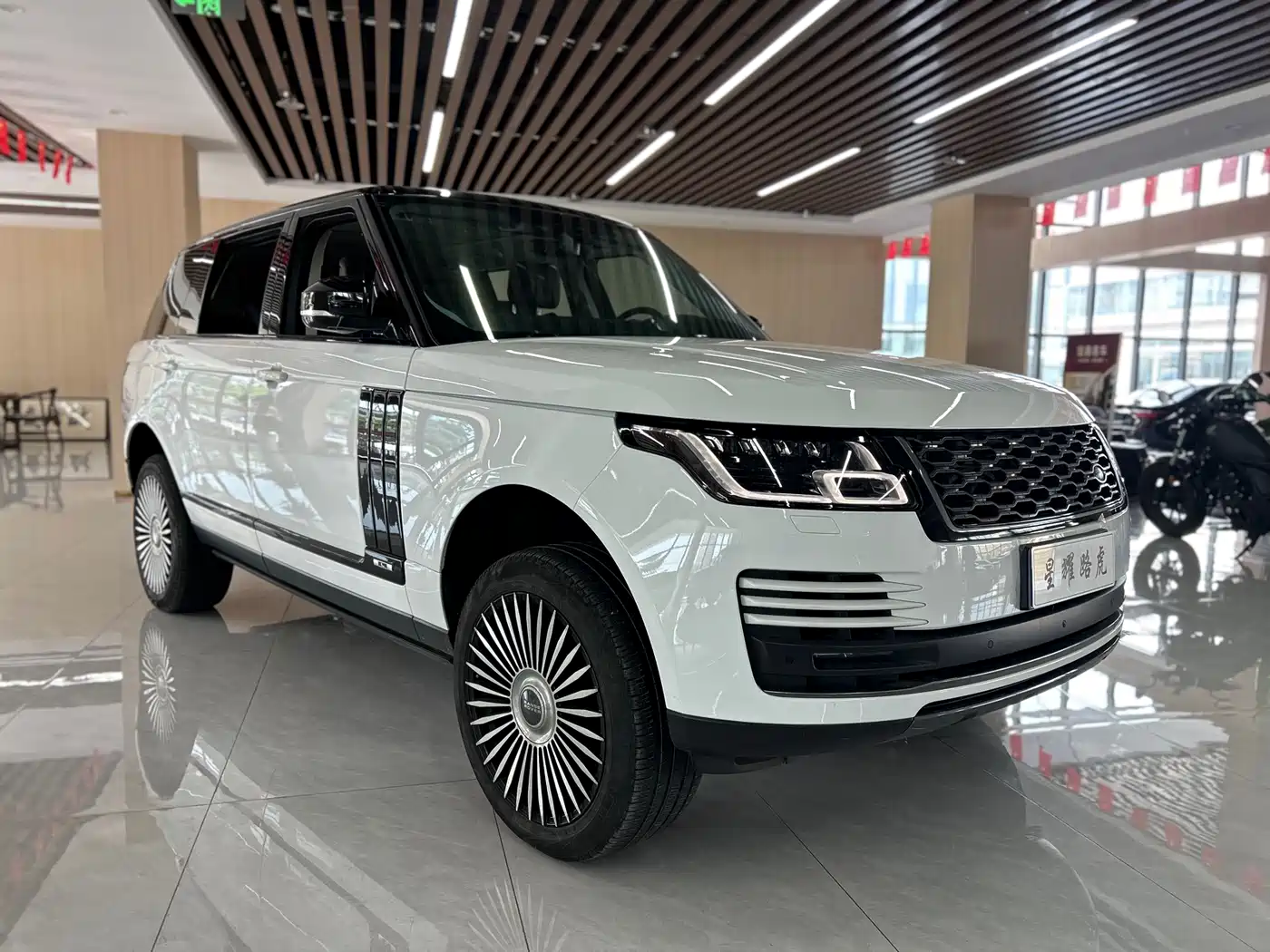 Land Rover Range Rover 2021 3.0 L6 Heritage Extended Classic Edition фото 3
