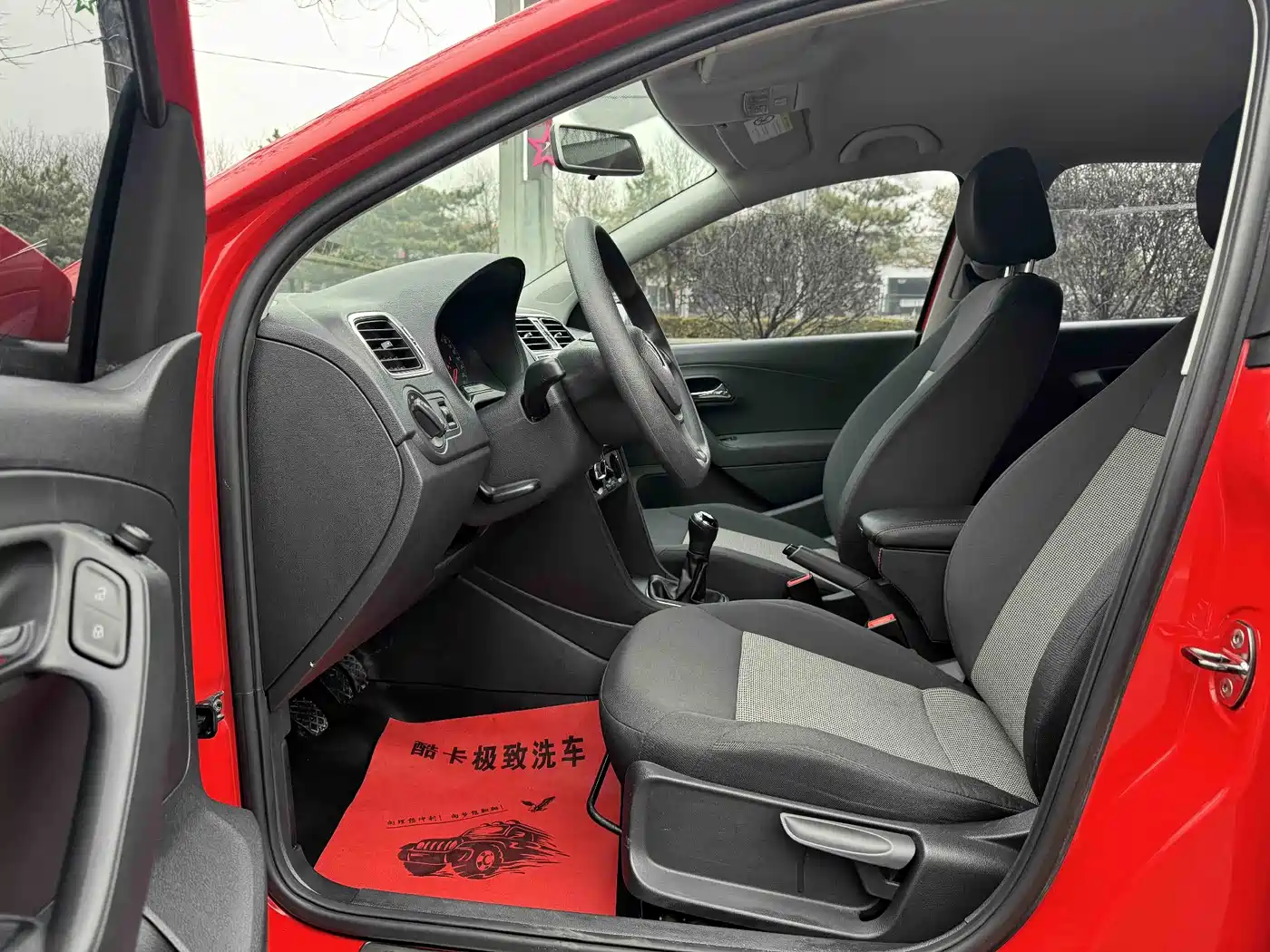 Volkswagen Polo 2014 1.4L Manual Trend Edition фото 10