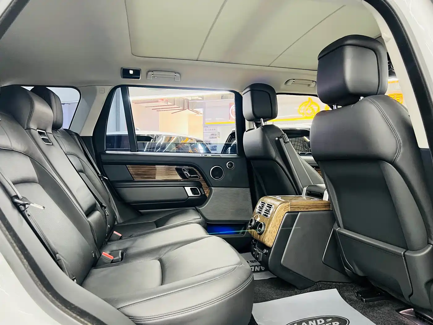 Land Rover Range Rover 2019 3.0 SC V6 Heritage Extended Edition фото 4