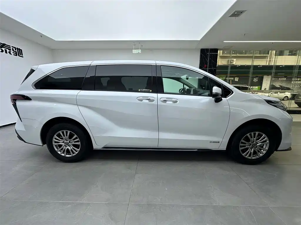 Toyota Sienna 2021 2.5L Hybrid Luxury Edition фото 4