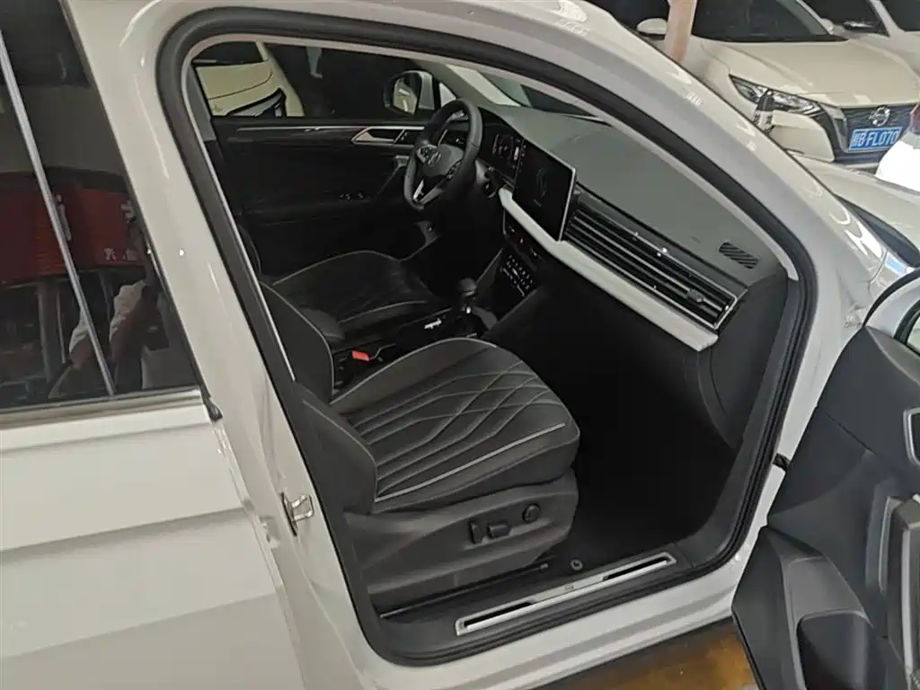 Volkswagen Tiguan L 2024 330TSI Automatic 2WD R-Line Premium Enjoyment Edition фото 20