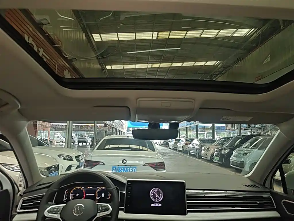 Volkswagen Tiguan L 2024 330TSI Automatic 2WD R-Line Premium Enjoyment Edition фото 14