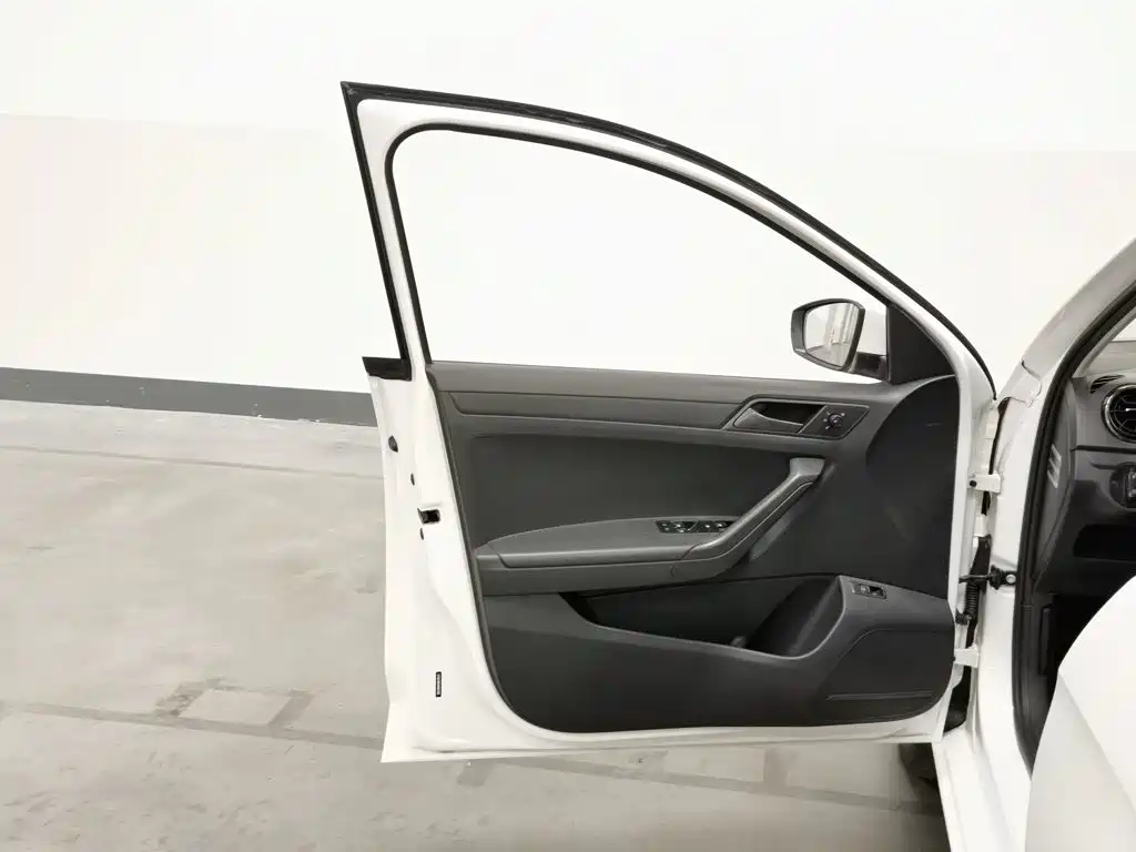 Photo 8 - Volkswagen Jetta