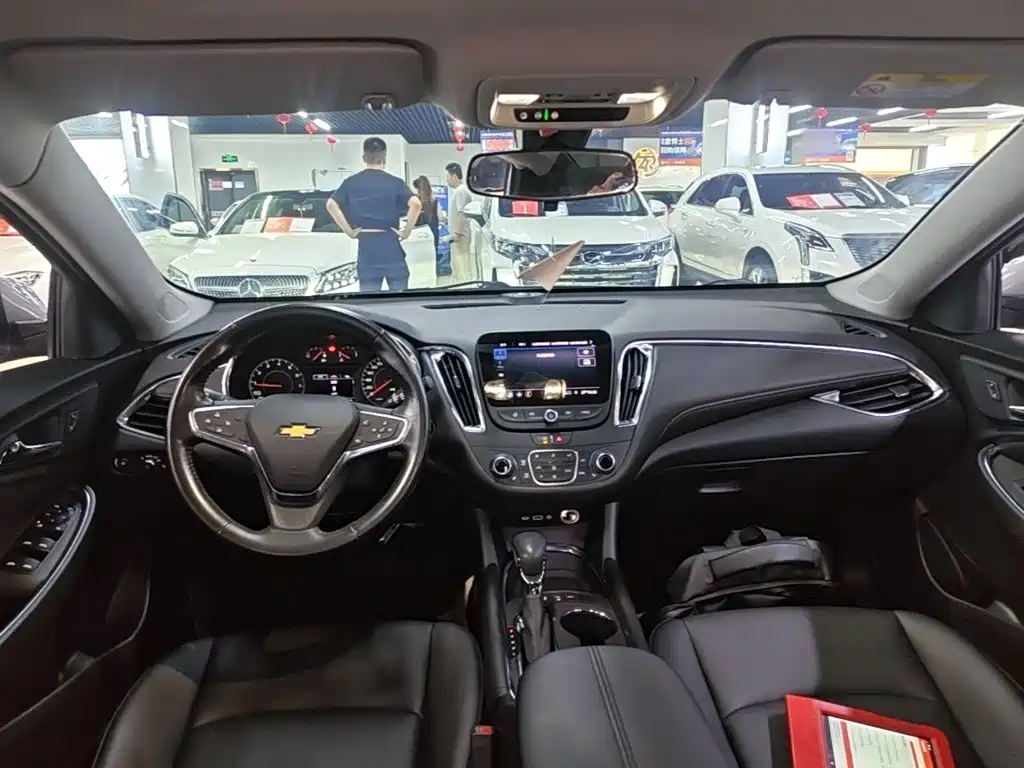Photo 10 - Chevrolet Malibu XL