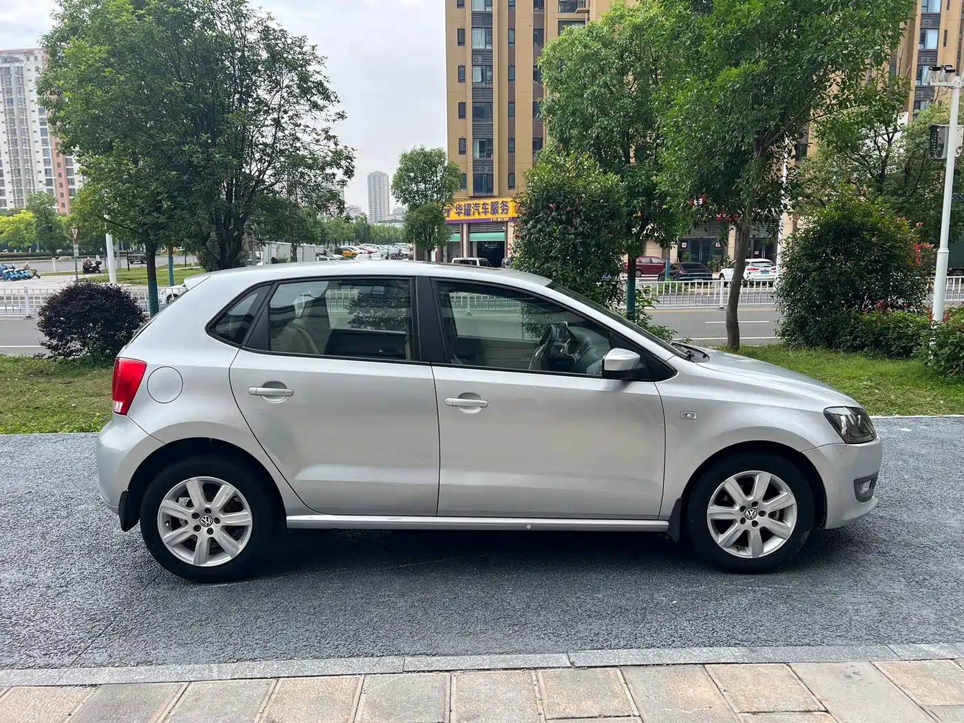 Volkswagen Polo 2011 1.4L Automatic Cool Edition фото 11