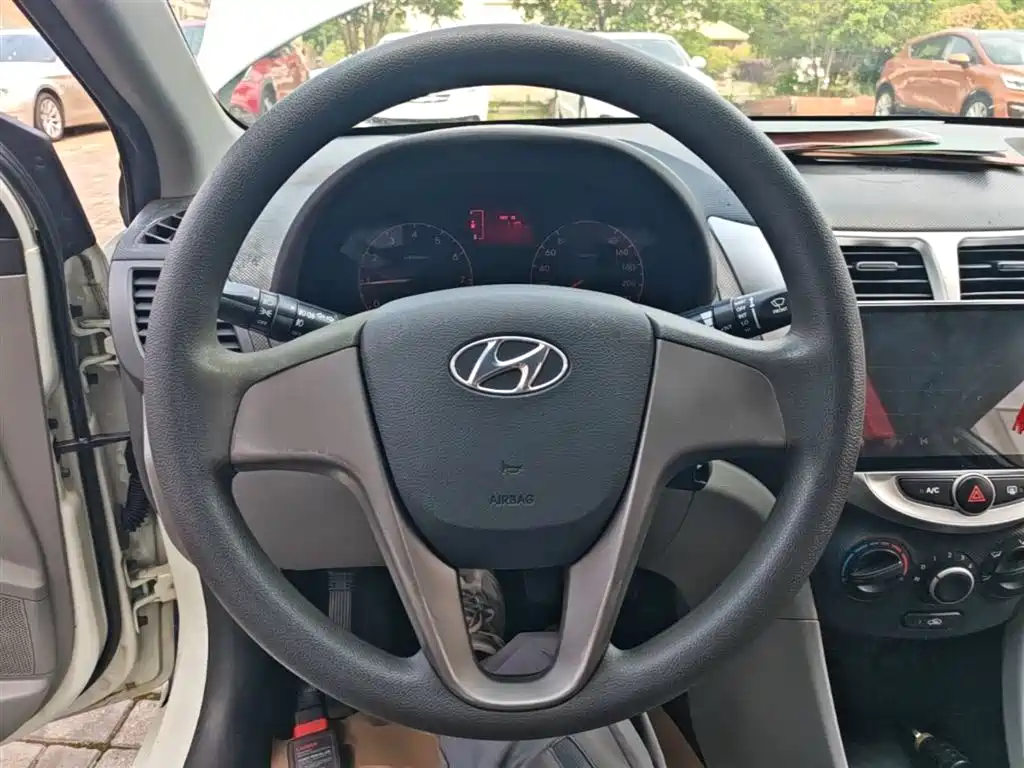 Hyundai Verna 2014 1.4L Manual Smart GLS фото 11