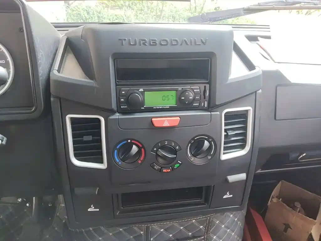 Iveco Daily 2023 2021 2.5T A35 M1 Bus 5-9 Seats Short Wheelbase Medium Roof Single Tire Manual Door
