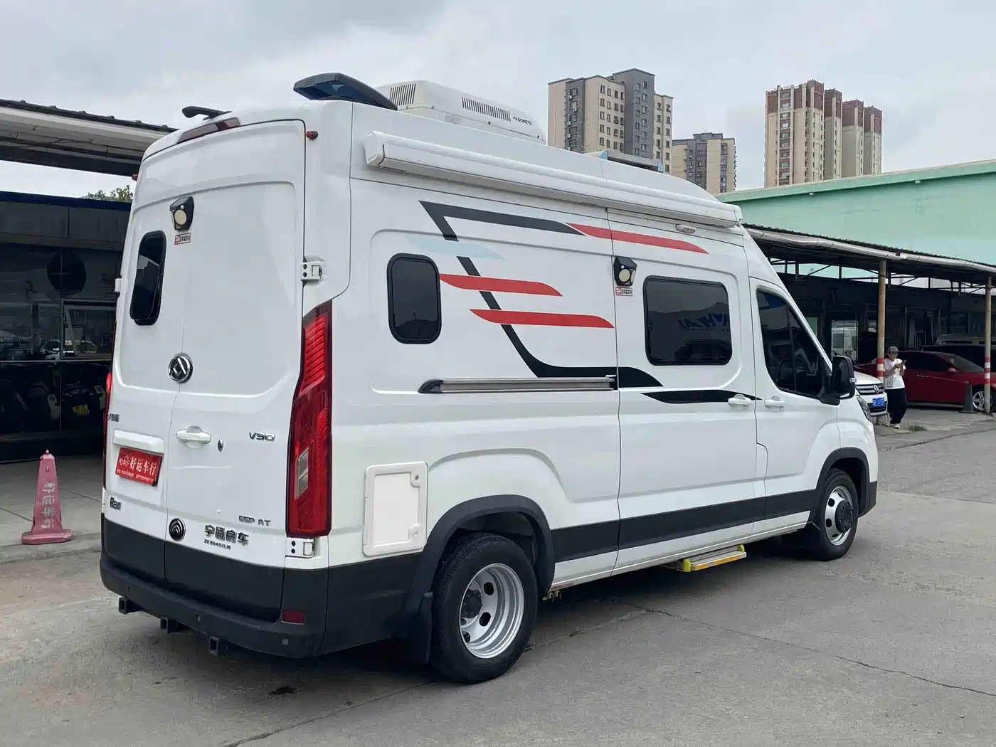 SAIC Maxus MAXUS V90 RV 2020 2021 2.0T Travel Home V90 Self-Contained Class B RV Luxury Longitudinal Bed
