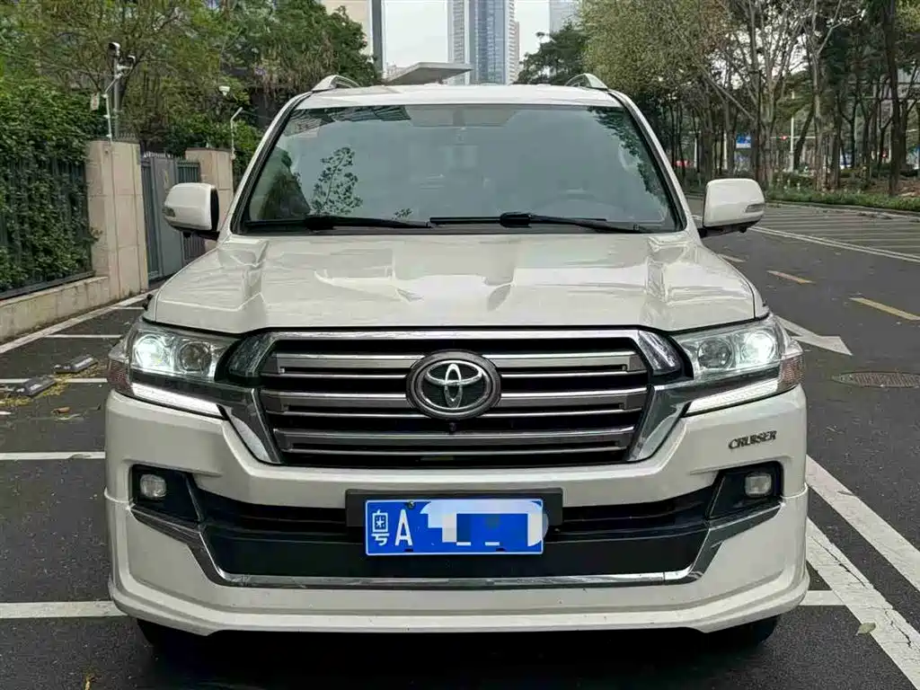Toyota Land Cruiser (Import) 2015 4.0L V6 Middle East Low Configuration Edition фото 3
