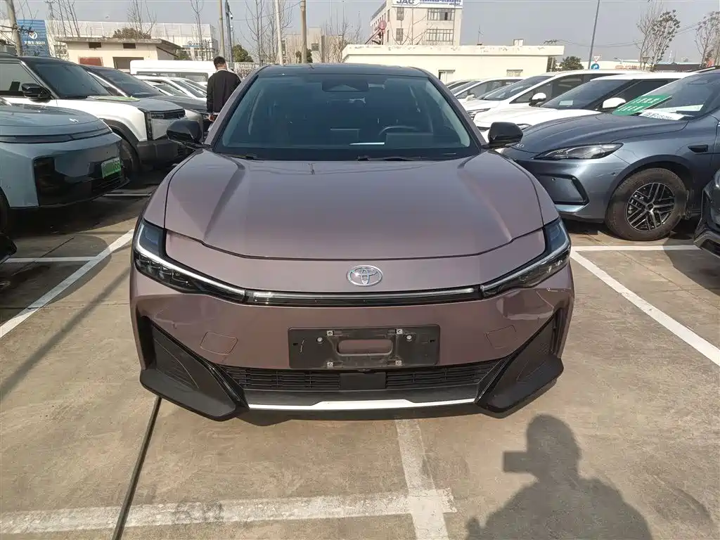 Toyota bZ3 2023 616km Long Range Premium фото 3