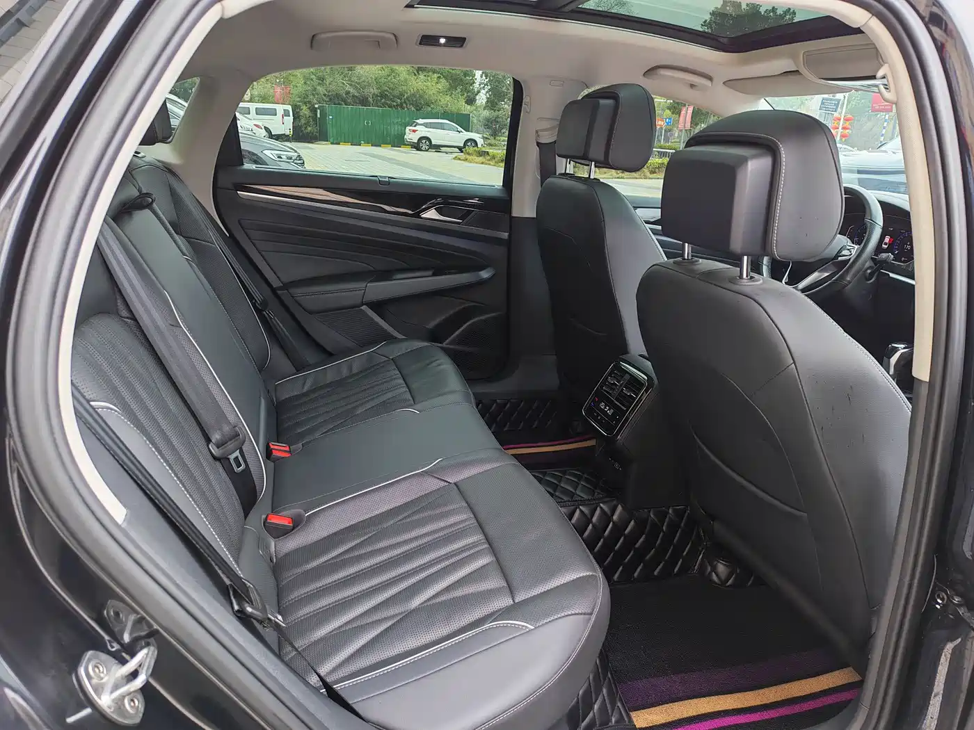 Volkswagen Passat 2022 330TSI Starlight Luxury Edition фото 11
