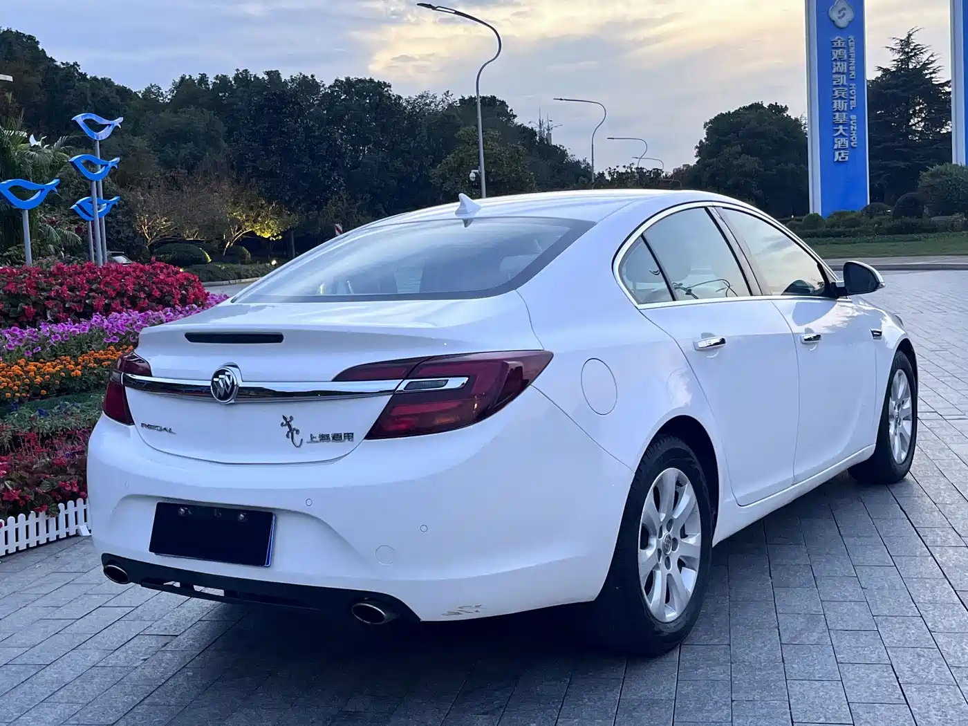 Photo 4 - Buick Regal
