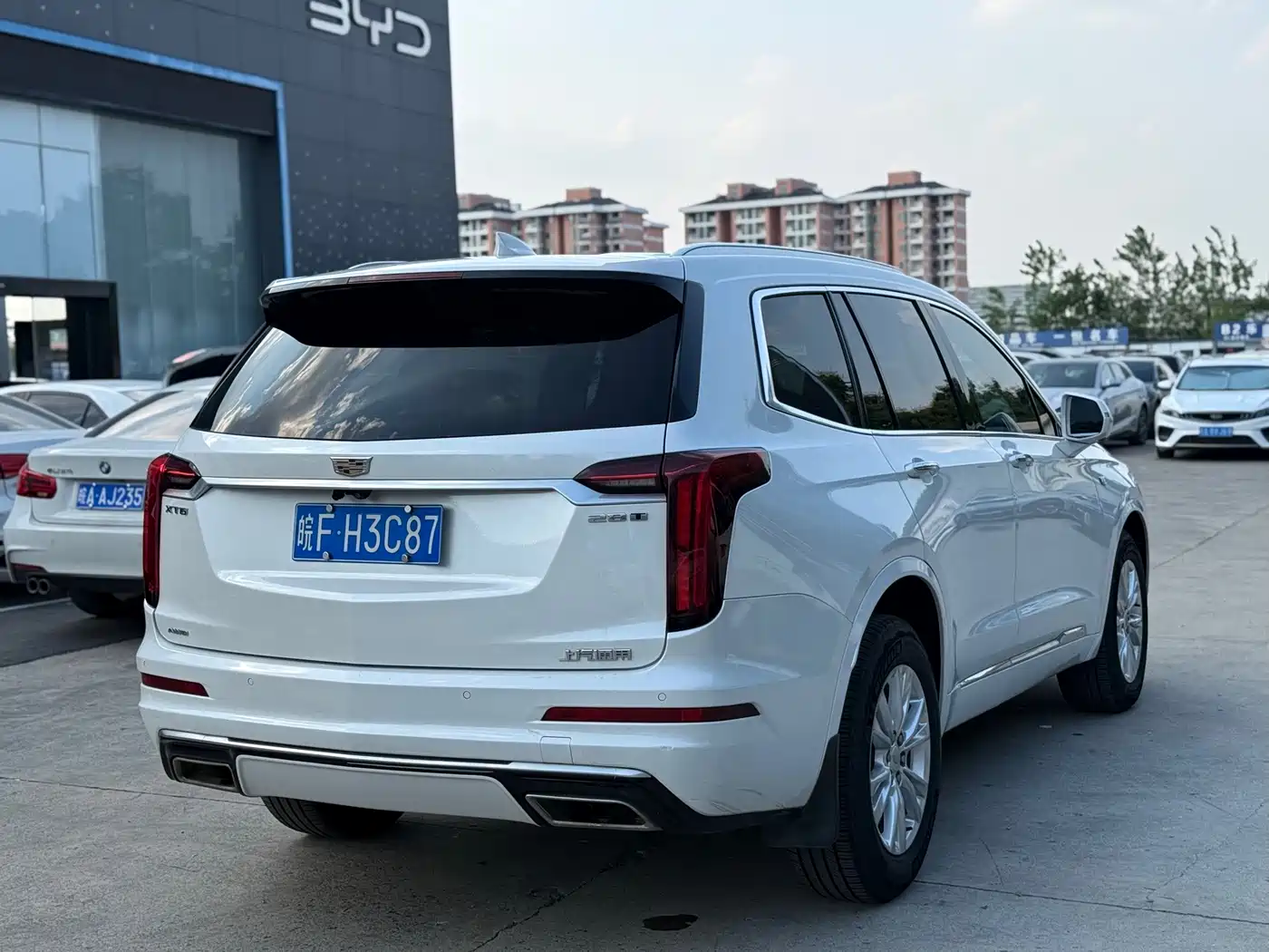 Photo 11 - Cadillac XT6