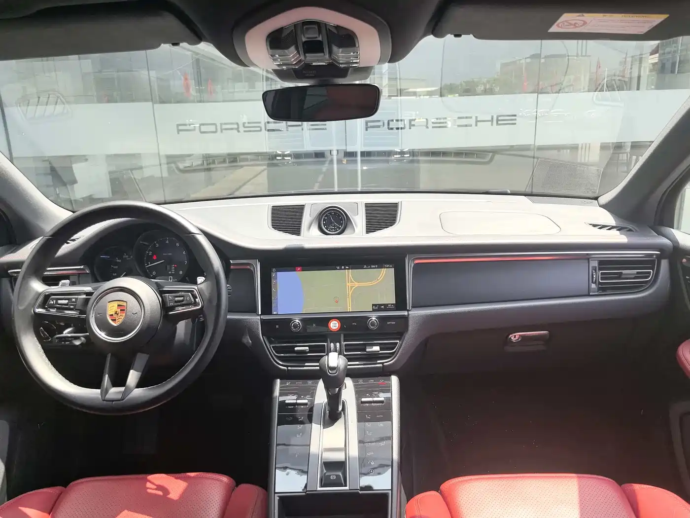 PORSCHE MACAN