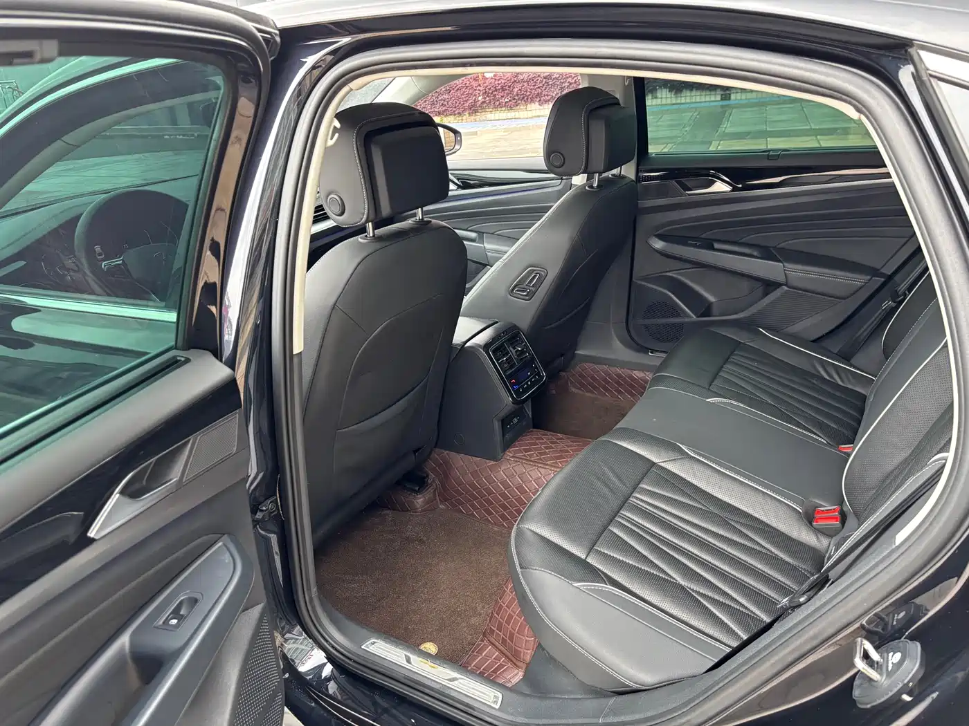 Volkswagen Passat 2023 330TSI Luxury Edition фото 13