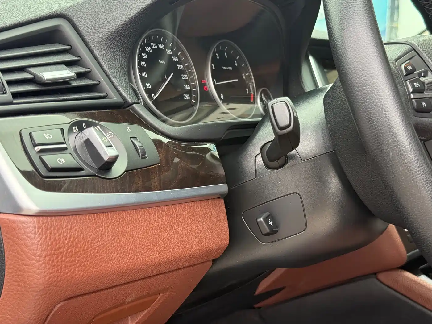 BMW 5 Series 2014 525Li Leading фото 11