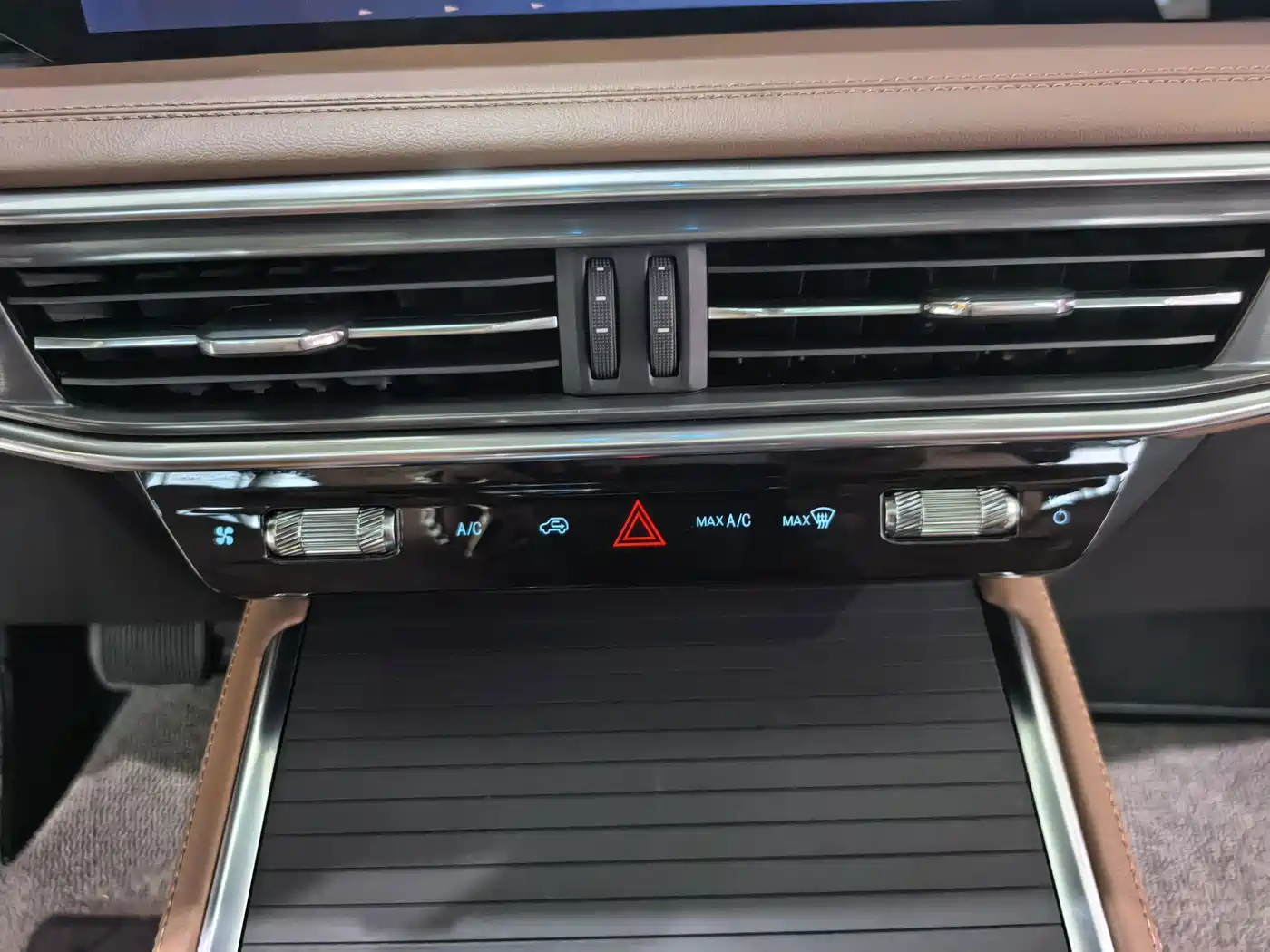 Photo 9 - Ford Explorer