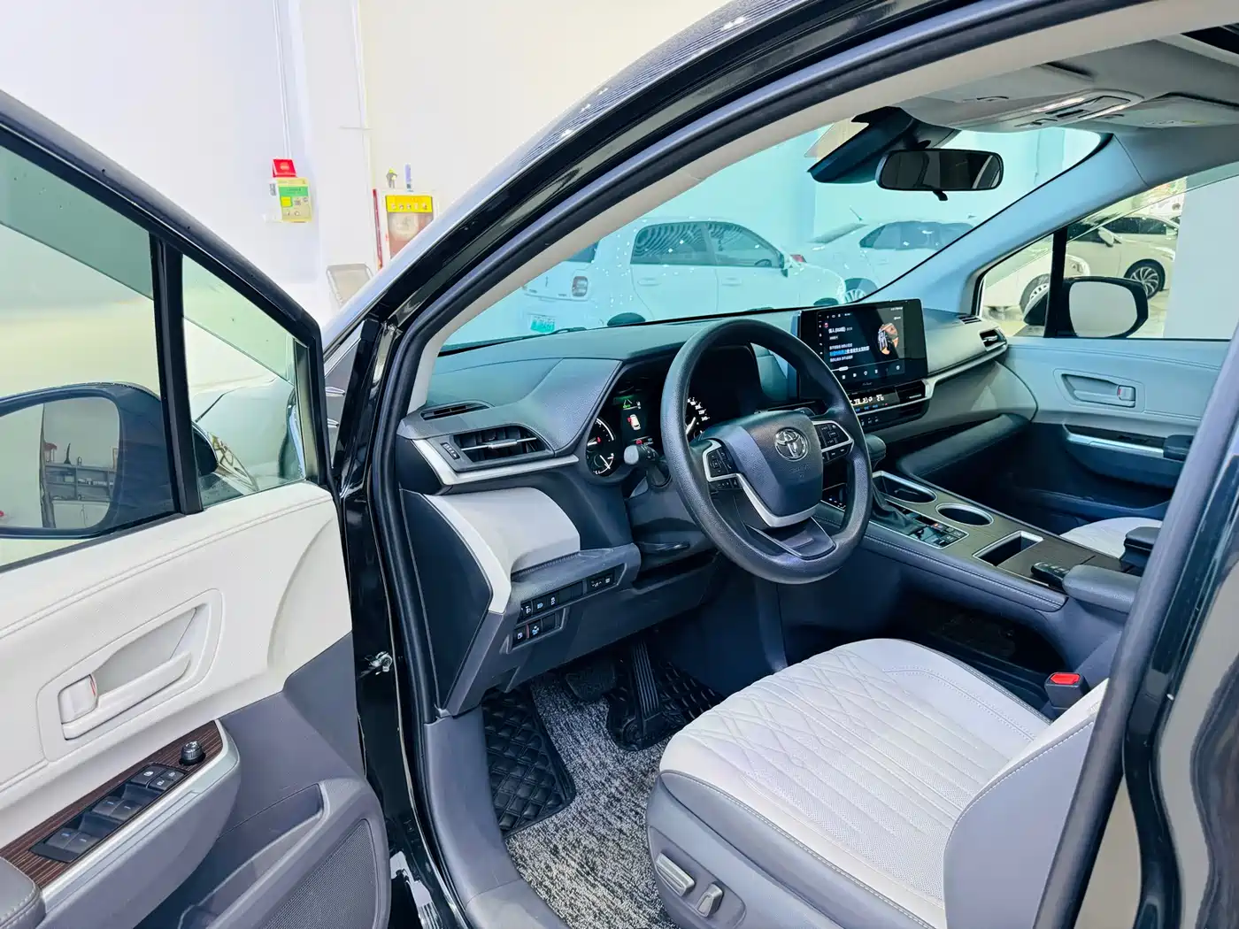 Toyota Sienna 2021 2.5L Hybrid Comfort Edition фото 6