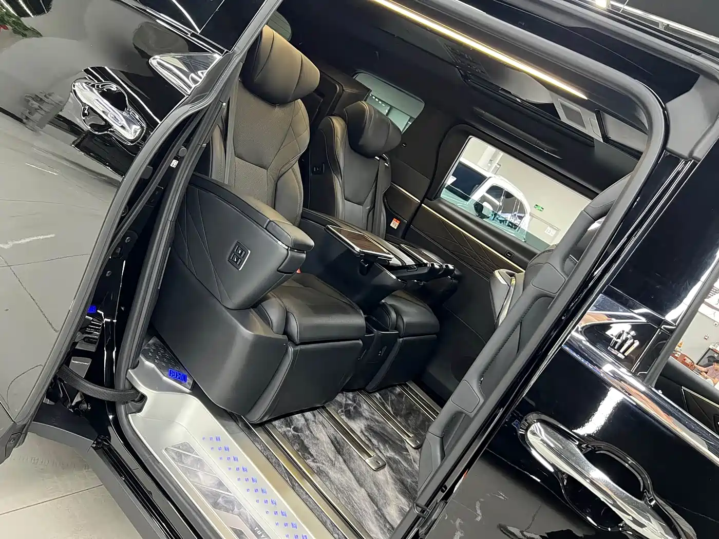 Toyota Vellfire 2024 Crown Hybrid 2.5L Executive Premium Edition фото 13