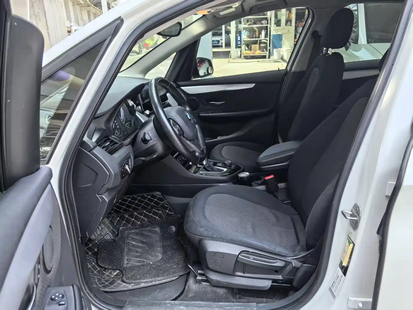 BMW 2 Series Touring 2016 218i Leading фото 2