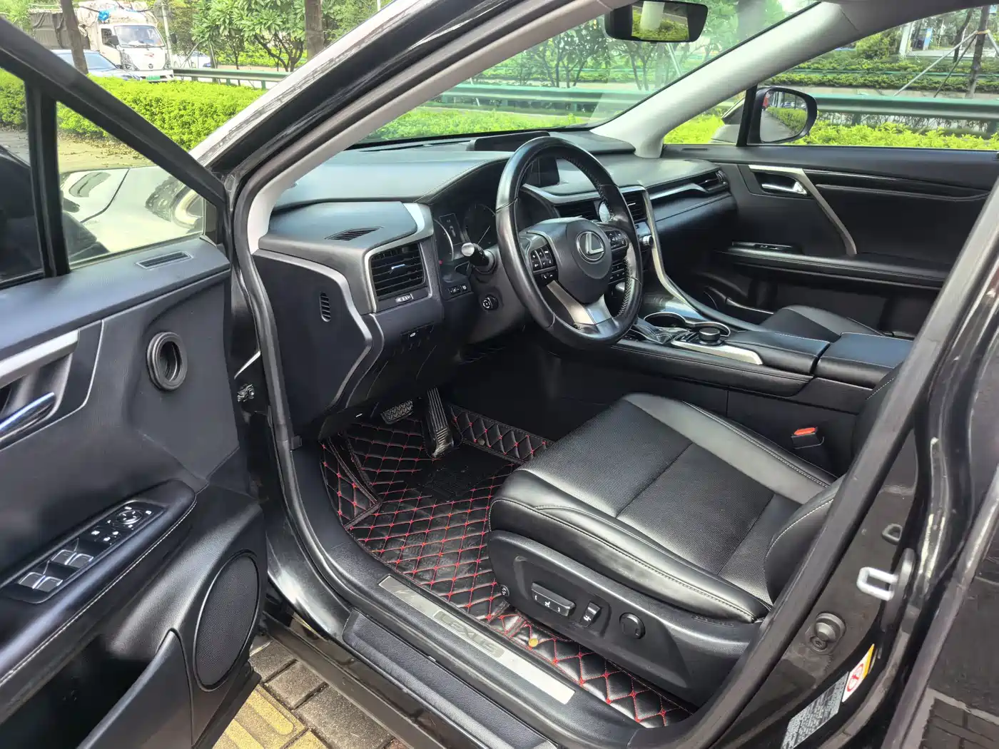 Фото 5 - Lexus RX