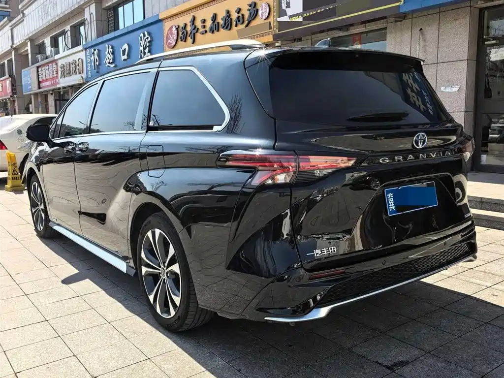 Toyota Granvia 2024 2.5L Hybrid Premium PLUS фото 4