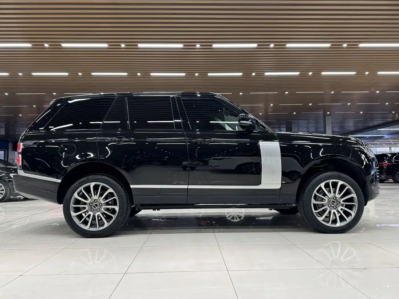 Land Rover Range Rover 2019 3.0 SC V6 Golden Age Edition фото 4