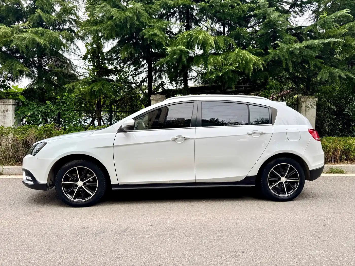 Фото 2 - Geely Emgrand