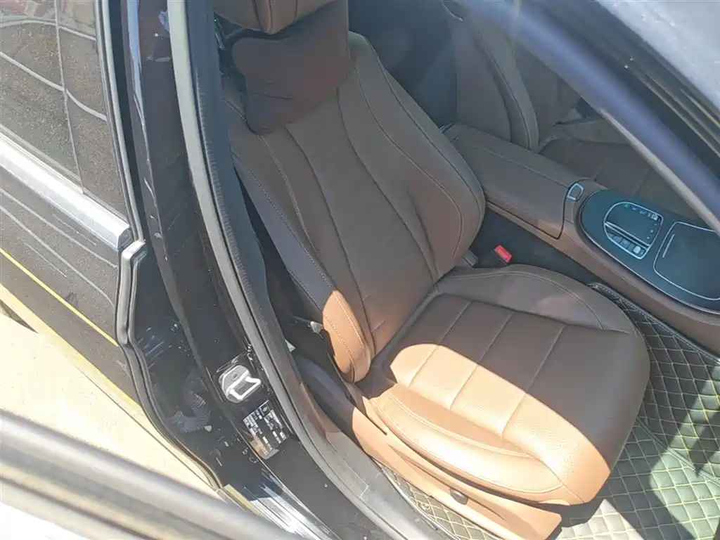 Фото 25 - Mercedes-Benz E-Class