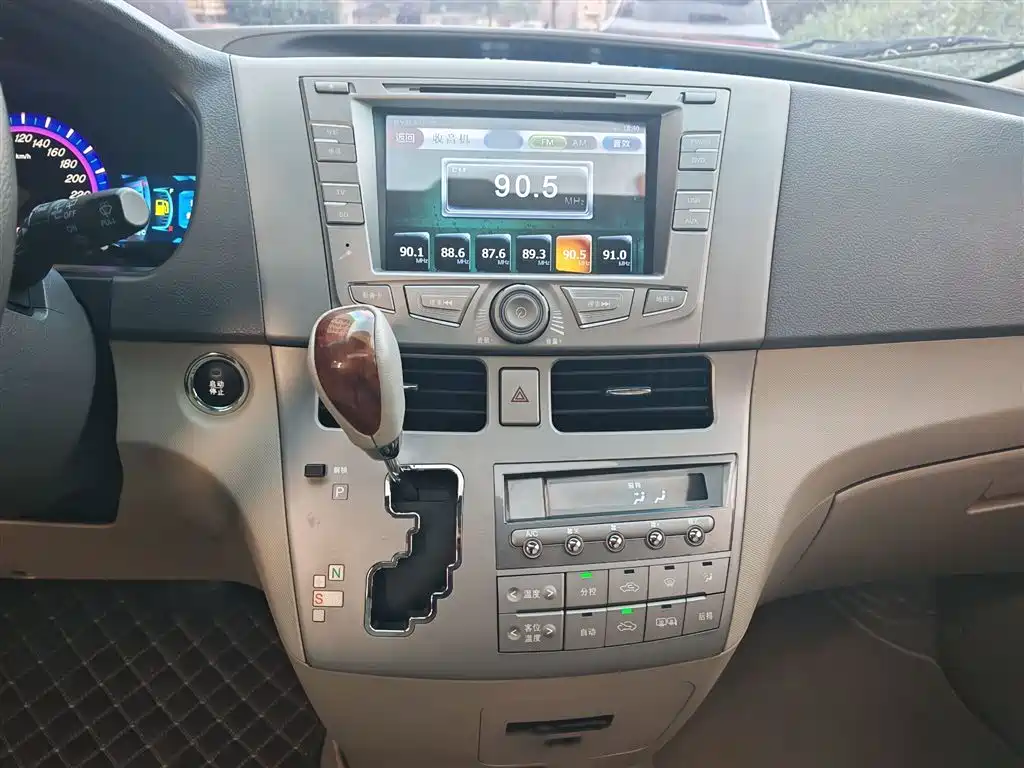 BYD M6 2015 2.4L Automatic Premium Edition фото 7