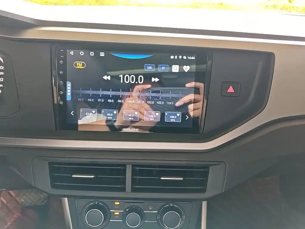 VOLKSWAGEN POLO