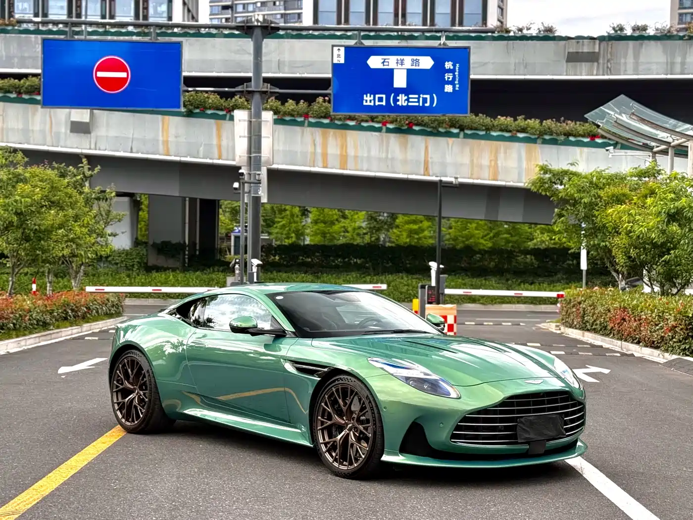 Aston Martin DB12 2023 4.0T V8 Coupe фото 2