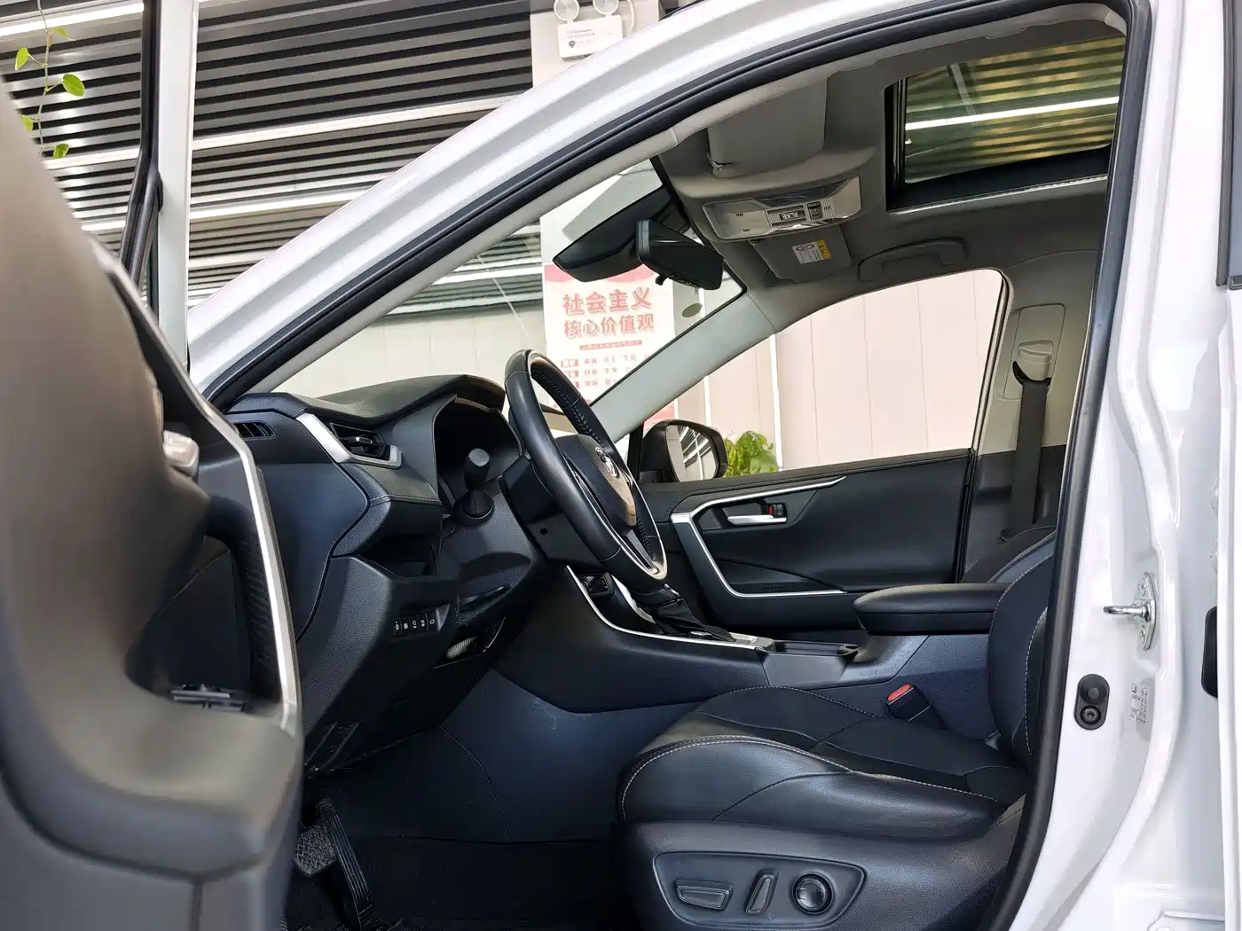 Toyota Wildlander 2023 Hybrid 2.5L E-CVT AWD Premium Edition фото 5