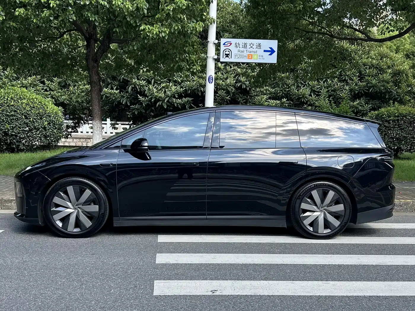 Photo 3 - Li Auto Li i8