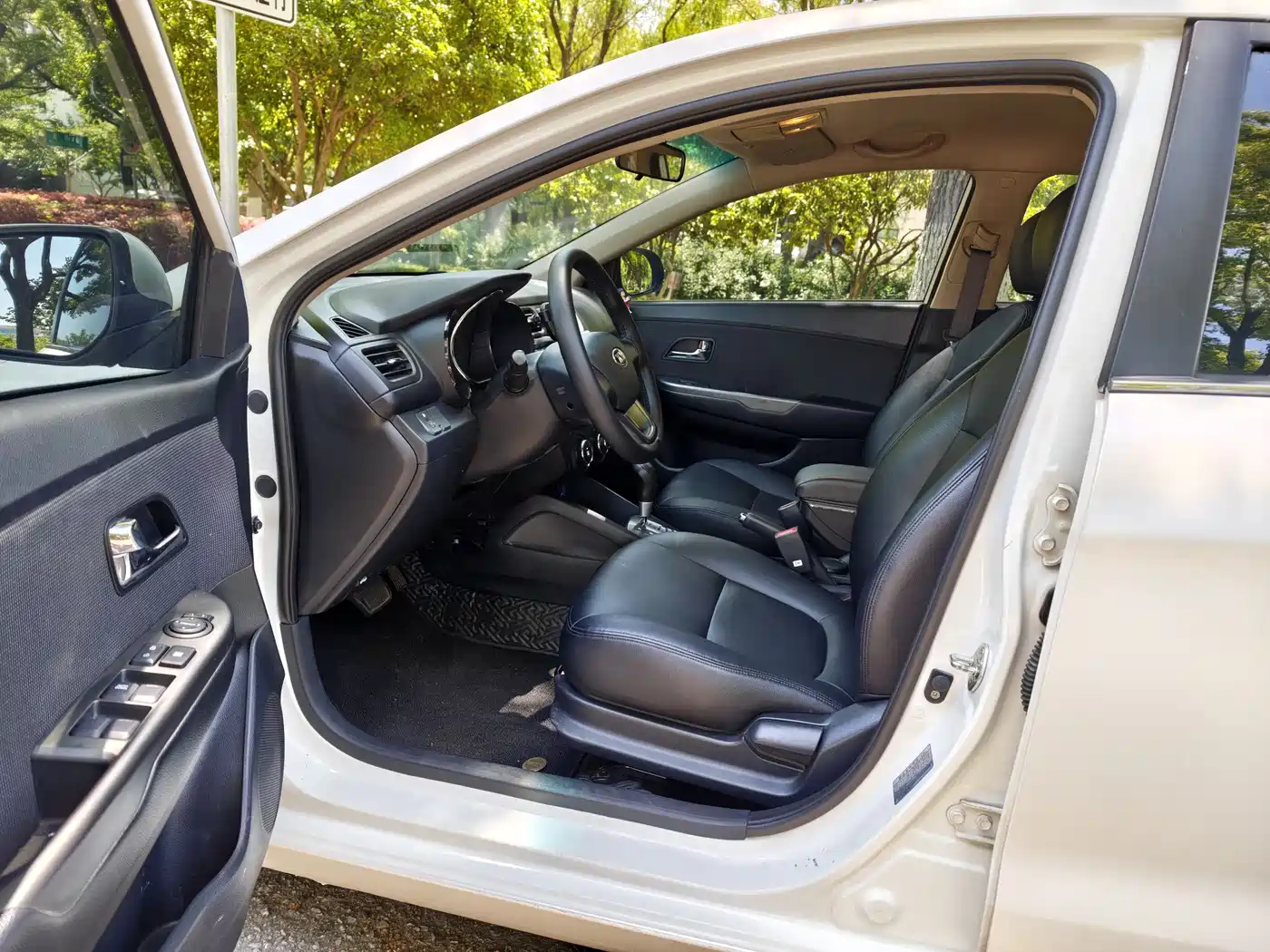 Kia K2 2012 Sedan 1.4L AT GLS Commemorative Edition фото 8