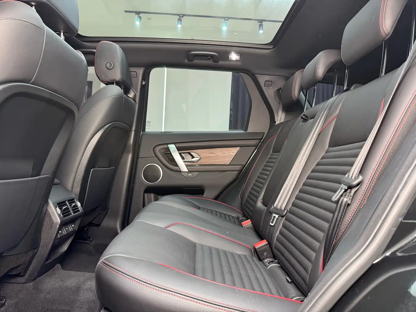 Land Rover Discovery Sport 2022 Model 249PS R-Dynamic S Performance Edition 5-Seater фото 18