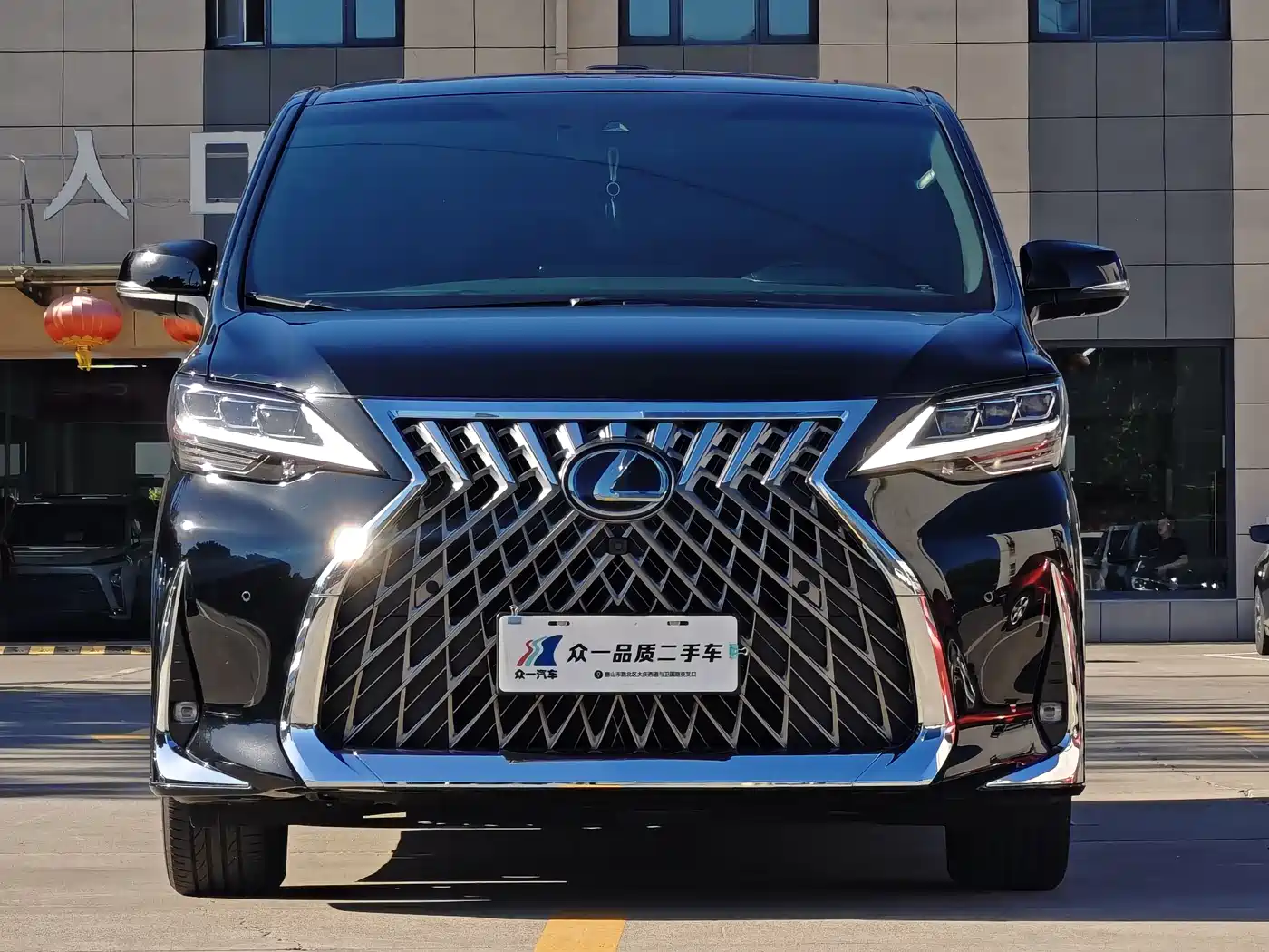 Lexus LM 2020 300h 4-Seat Imperial Edition фото 2