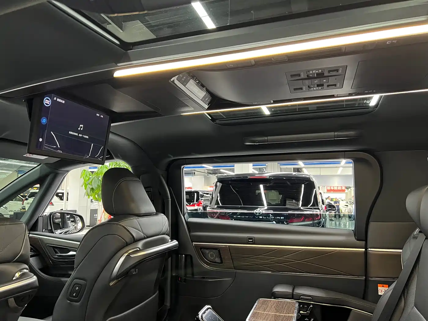 Toyota Vellfire 2024 Crown Hybrid 2.5L Executive Premium Edition фото 10