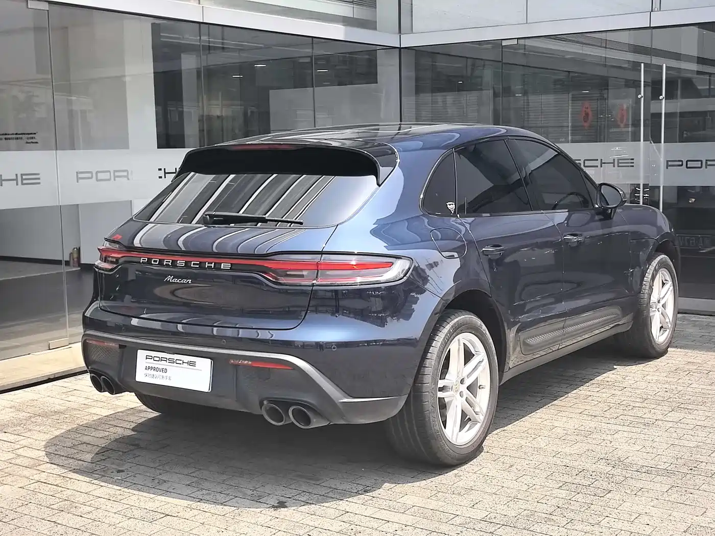 PORSCHE MACAN