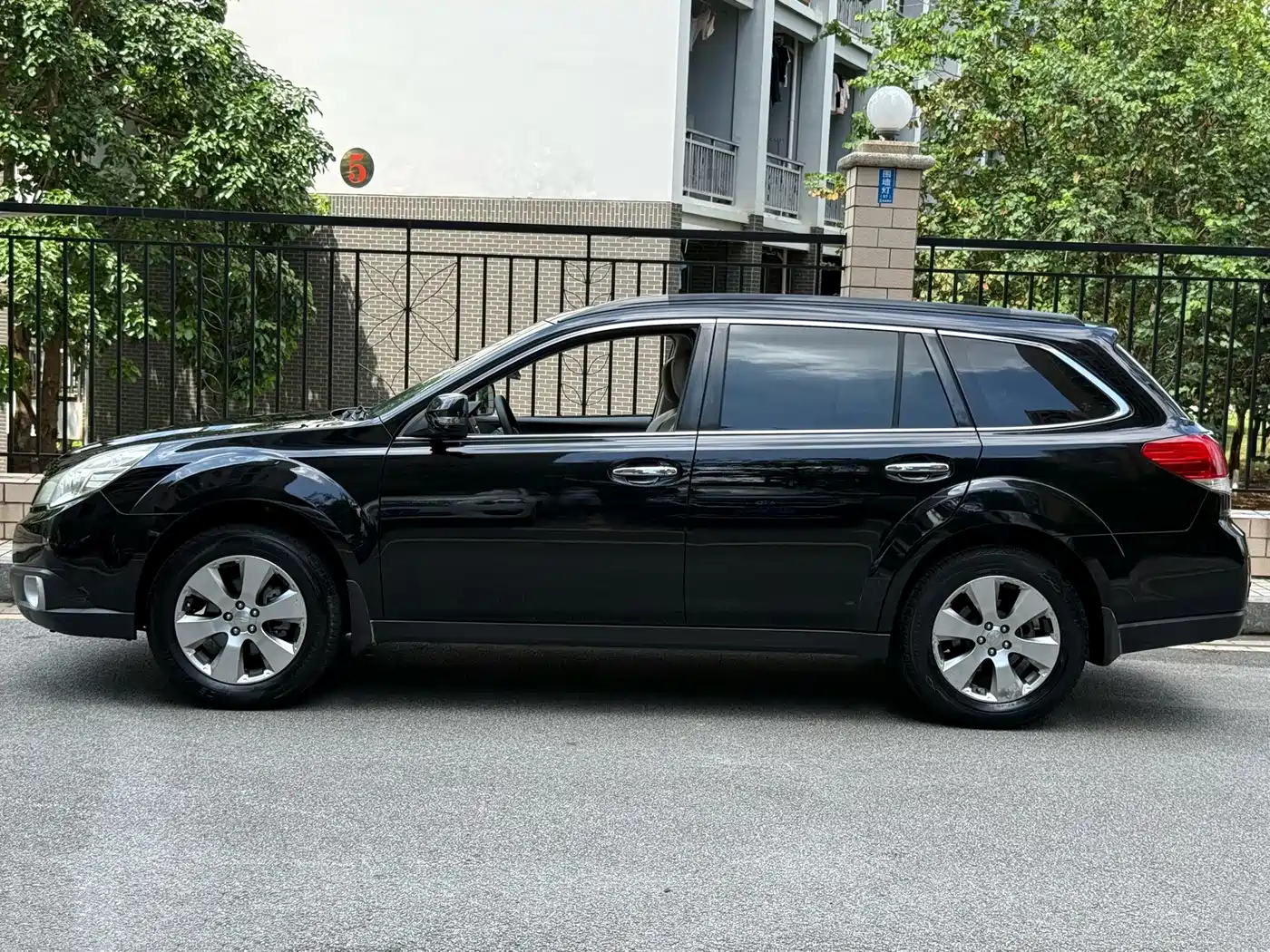Subaru Outback 2010 2011 2.5i Luxury Navigation Edition