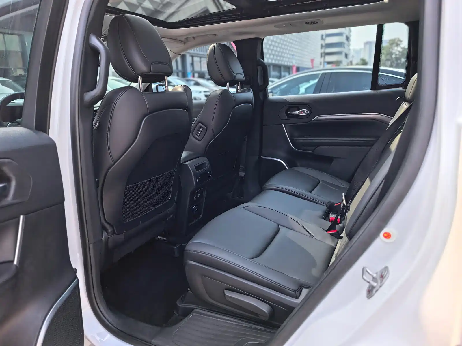 Photo 14 - Jeep Grand Commander