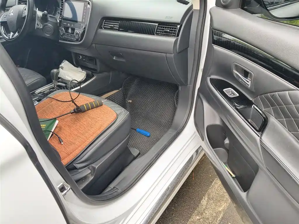 Mitsubishi Outlander 2021 2.4L 4WD Premium Edition 5-seater фото 21