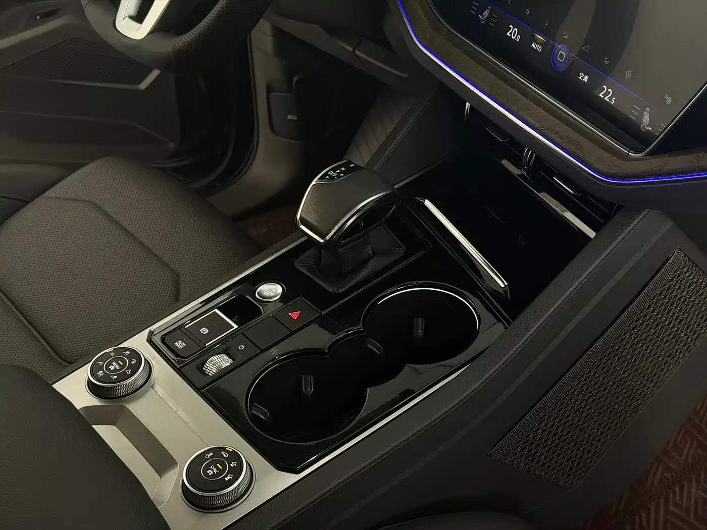 Volkswagen Touareg 2019 3.0TSI Sharp Edge Edition China VI фото 14
