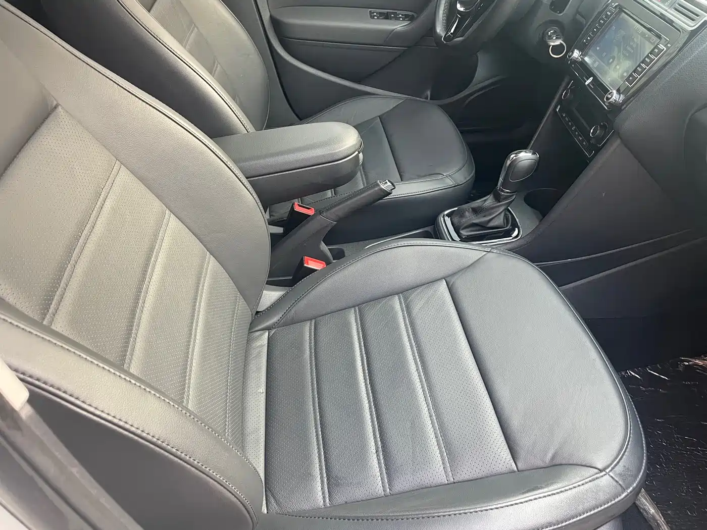 Volkswagen Polo 2014 1.4L Automatic Luxury Edition фото 12