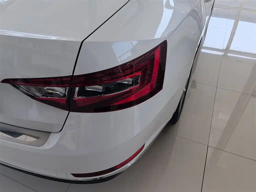 Škoda Superb 2016 TSI280 DSG Pioneer Edition фото 8