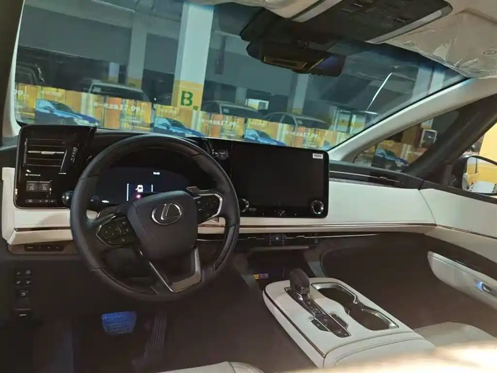Lexus LM 2025 Model 500h Six-Seater Prestige Edition фото 8