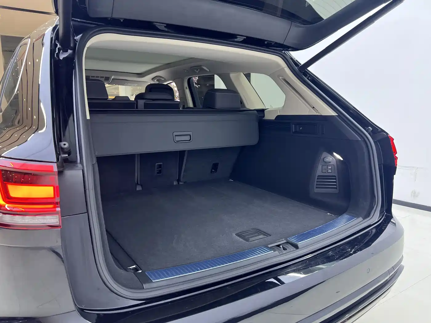 Volkswagen Touareg 2019 3.0TSI Sharp Edge Edition China VI фото 15