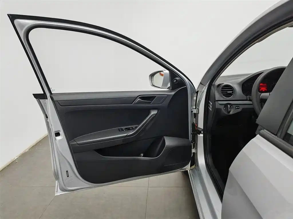Volkswagen Jetta 2015 1.6L Manual Trend фото 8